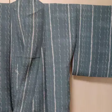 청록색 물결무늬 스트라이프 코몬, 시보리도 있음. 이중 기모노.