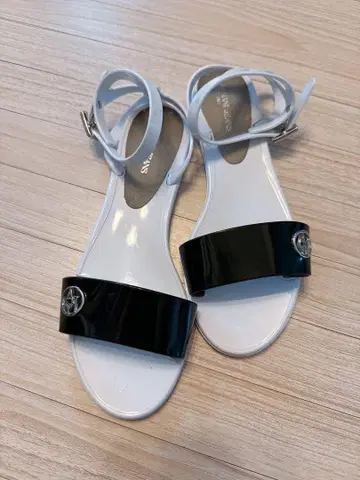 Armani Jeans 플랫 샌들 화이트/블랙