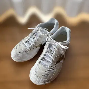 Mizuno 화이트 골드 스니커즈 배드민턴 WAVE FANG PRN