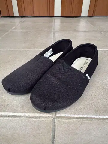 TOMS 블랙 슬립온 W 6.5 23.5cm