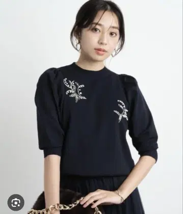 저스길리티 배색 자수 비즈 풀오버 네이비