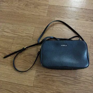 FURLA 훌라 가죽 숄더백 사선 카메라백 블랙