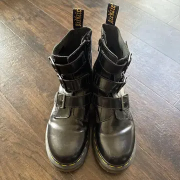 Dr. Martens 블랙 부츠