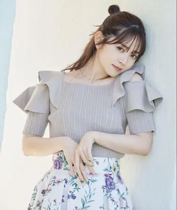 프릴 장식 그레이 반팔 니트