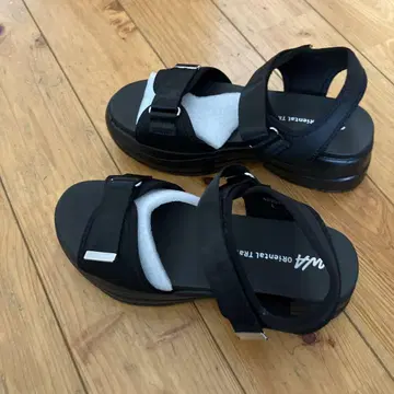 블랙 스트랩 샌들