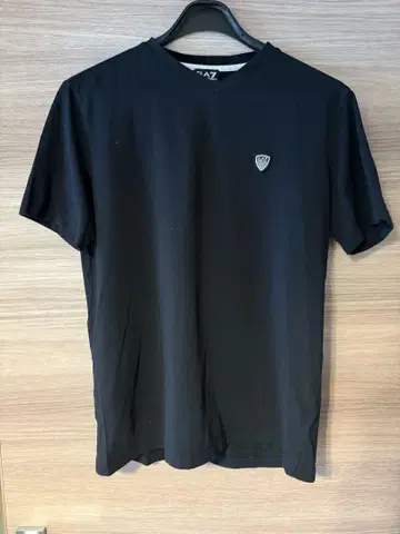 EMPORIO ARMANI 블랙 티셔츠