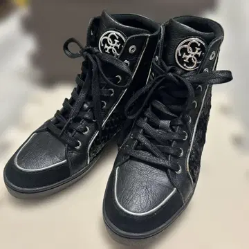 가격 인하 GUESS 6cm 힐 블랙 하이컷 스니커즈