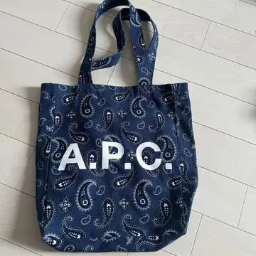 A.P.C. 페이즐리 무늬 토트백