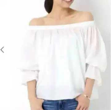 두지엠 클라세 오프숄 개더 블라우스 캔디 슬리브 코튼