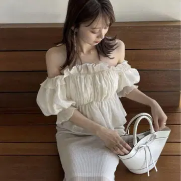 스나이델 볼륨 개더 오프숄 블라우스