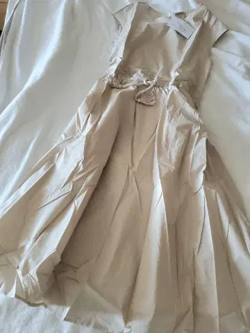 미사용 택 포함 고급 에크루 색상 플레어 롱 원피스 프렌치 슬리브