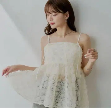 [ SALON by Chico ] 로즈 튤 페플럼 블라우스 아이보리
