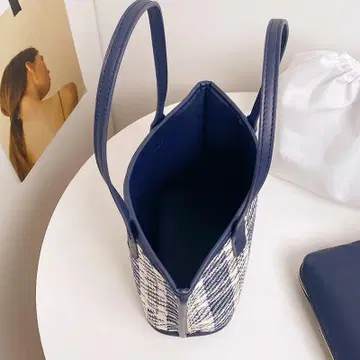 네이비와 화이트 트위드 핸드백