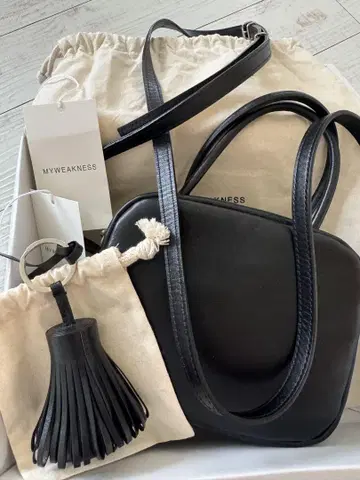 MYWEAKNESS 블랙 가죽 숄더백 미사용 새상품