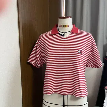 TOMMY JEANS 반팔 피케 셔츠 빨간색과 화이트 스트라이프