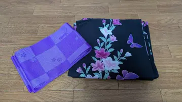 블랙 플라워 무늬 유카타와 보라색 체크 오비 세트