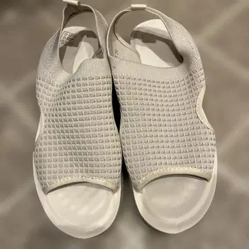 스포츠 샌들 베이지 메쉬 소재 24.5cm