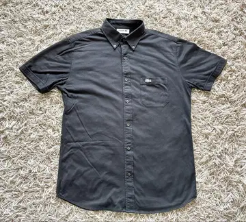 LACOSTE 반팔 셔츠 블랙 3 가슴 포켓 부착 은색 악어 버튼 다운