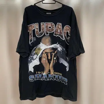 TUPAC 블랙 T셔츠 1996년 디자인