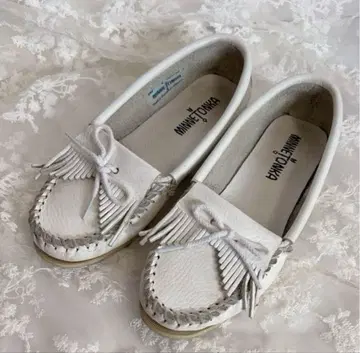 MINNETONKA 화이트 프린지 모카신
