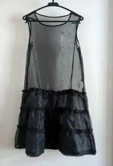 미사용 블랙 메쉬 파니에 이중 프릴 포함