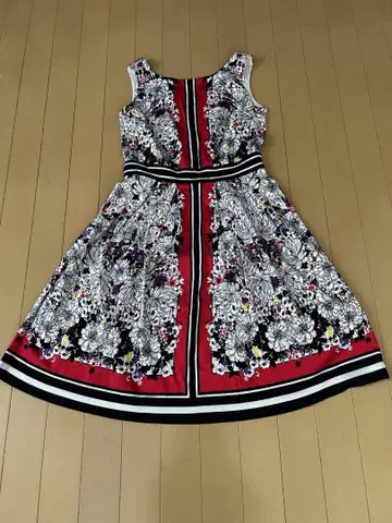 NEW YORK & COMPANY 꽃무늬 슬리브리스 원피스