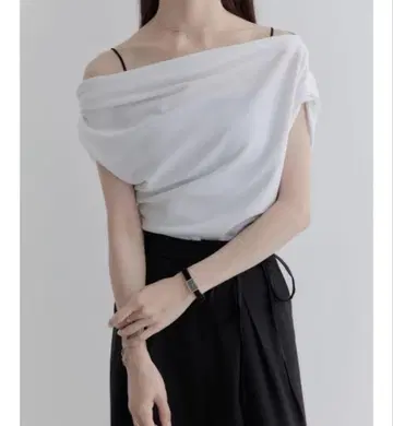 화이트 오프숄더 상의