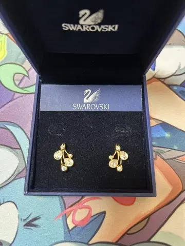 Swarovski 꽃 모티브 골드 귀걸이
