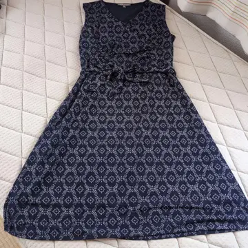 LAURA ASHLEY 슬리브리스 원피스