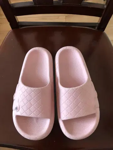 핑크 퀼팅 슬라이드 샌들