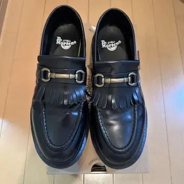Dr. Martens 블랙 로퍼 에이드리안 스내플