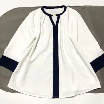 TONAL 바이컬러 프론트 후크 7부 소매 블라우스 38