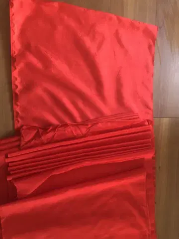 빨간색 새틴 원단 옷감 조각