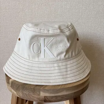 Calvin Klein 화이트 버킷햇