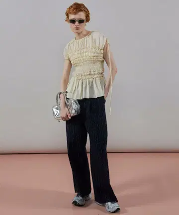 아이보리 슬리브리스 셔링 상의