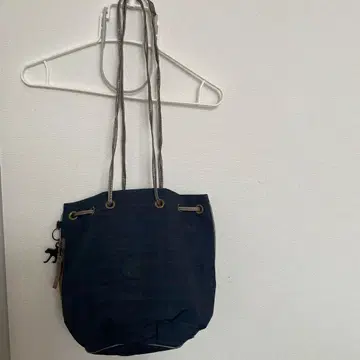 키플링 네이비 드로우 스트링 숄더백