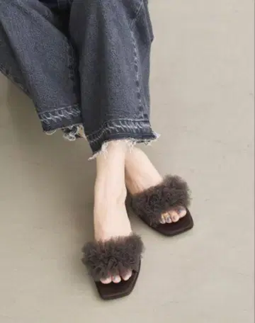 LE TALON 프릴 장식 브라운 플랫 샌들