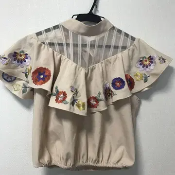 릴리 브라운 자수 블라우스 니시노 카나 씨 착용