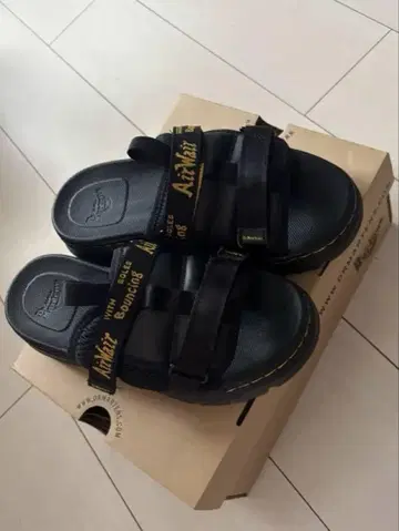 Dr. Martens AirWair 블랙 샌들 새상품급 입니다