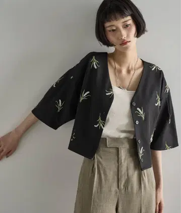 플라워 자수 턱 슬리브 크롭 블라우스