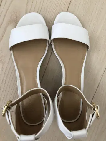 MICHAEL KORS 화이트 앵클 스트랩 샌들 24