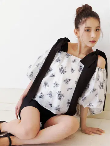 [새상품 미사용] snidel 스나이델 숄더 리본 블라우스 WEB 한정