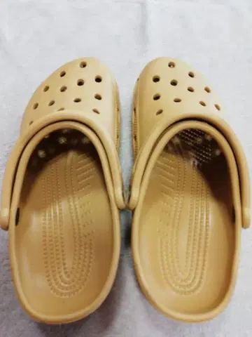 Crocs 황토색 샌들 통기 구멍 있음