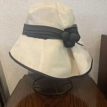 아이보리와 블랙 꽃 장식 햇