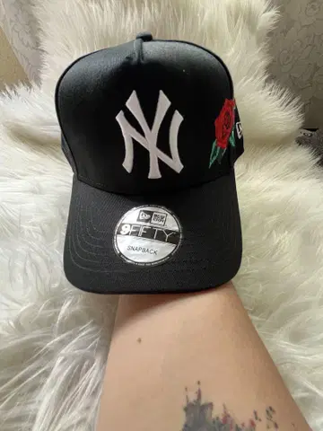NY 블랙 캡 장미 자수