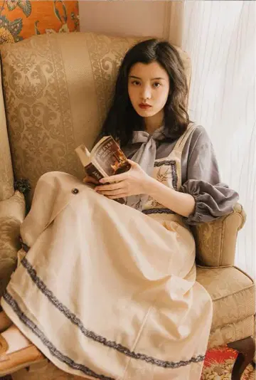 그레이와 크림색 자수 셋업