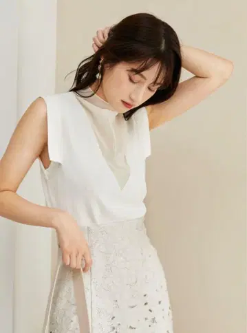 cocodeal 쉬폰 레이어드 하이넥 슬리브리스 니트 아이보리
