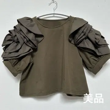 [새상품] 앤드 노스탤지어 프릴 소매 반팔 상의 M 사이즈 카키색