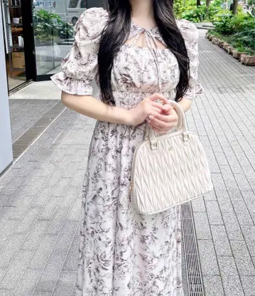 데콜테 오픈 꽃무늬 원피스 화이트 계열 1 INGNI M