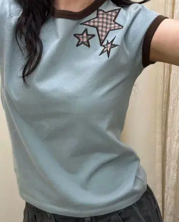 COYSEIO 스카이블루 반팔 티셔츠 별 자수